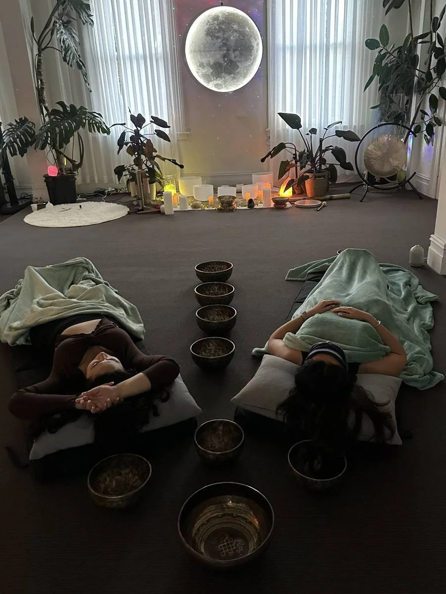 Restorative session with two guests under blankets